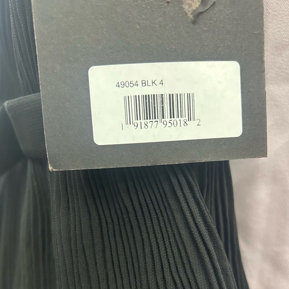 IEENA FOR MAC DUGGAL 49054 NWT
Black Sleeveless Ruffle Tiered V Neck Gown - Picture 6 of 7